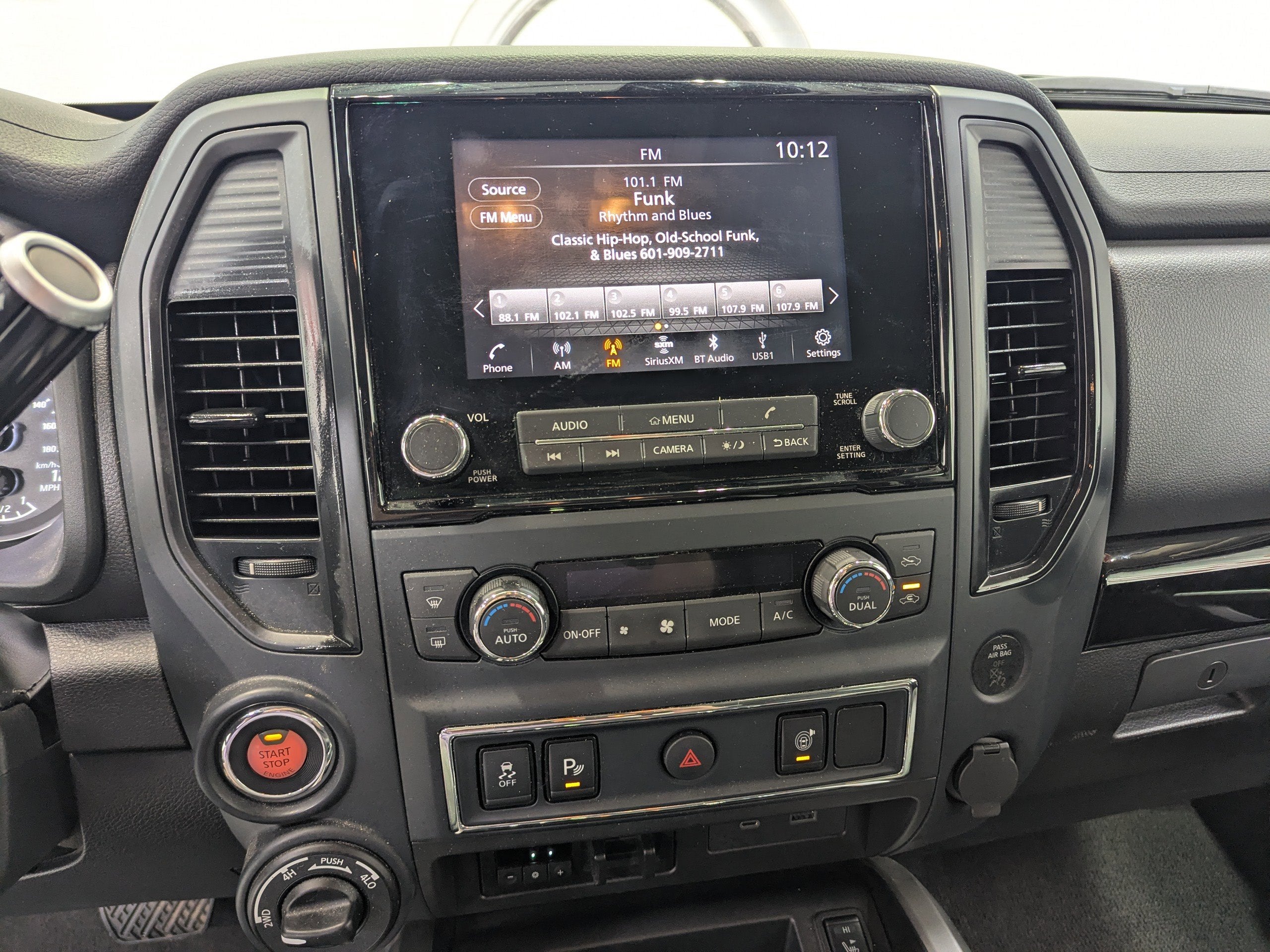 2024 Nissan Titan SV