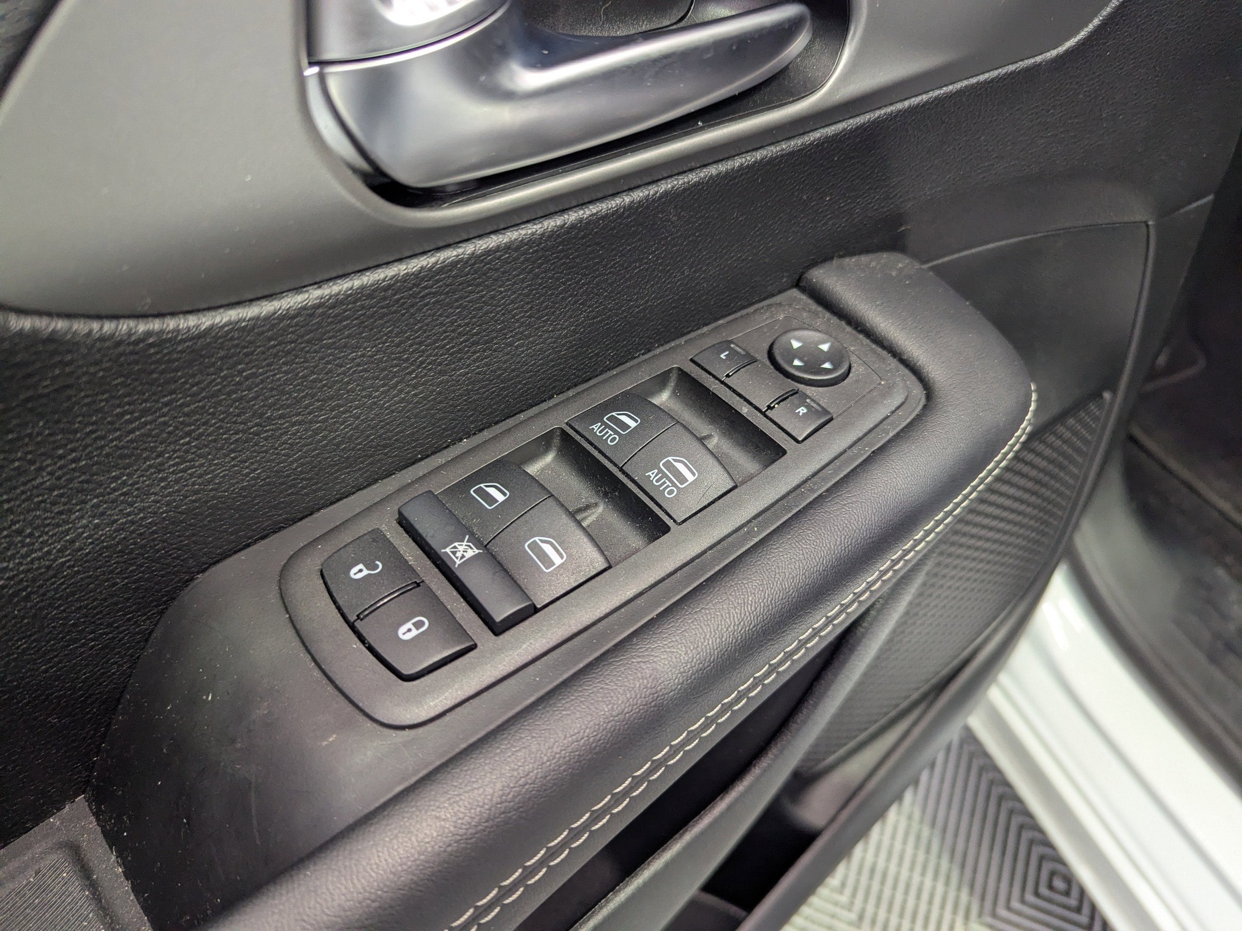 2025 Chrysler Voyager LX