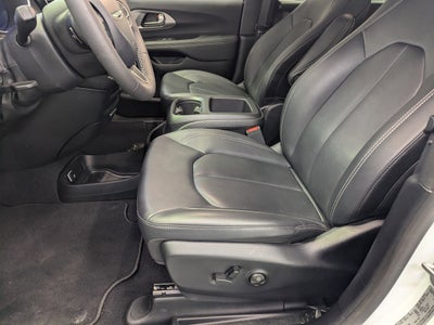 2025 Chrysler Voyager LX