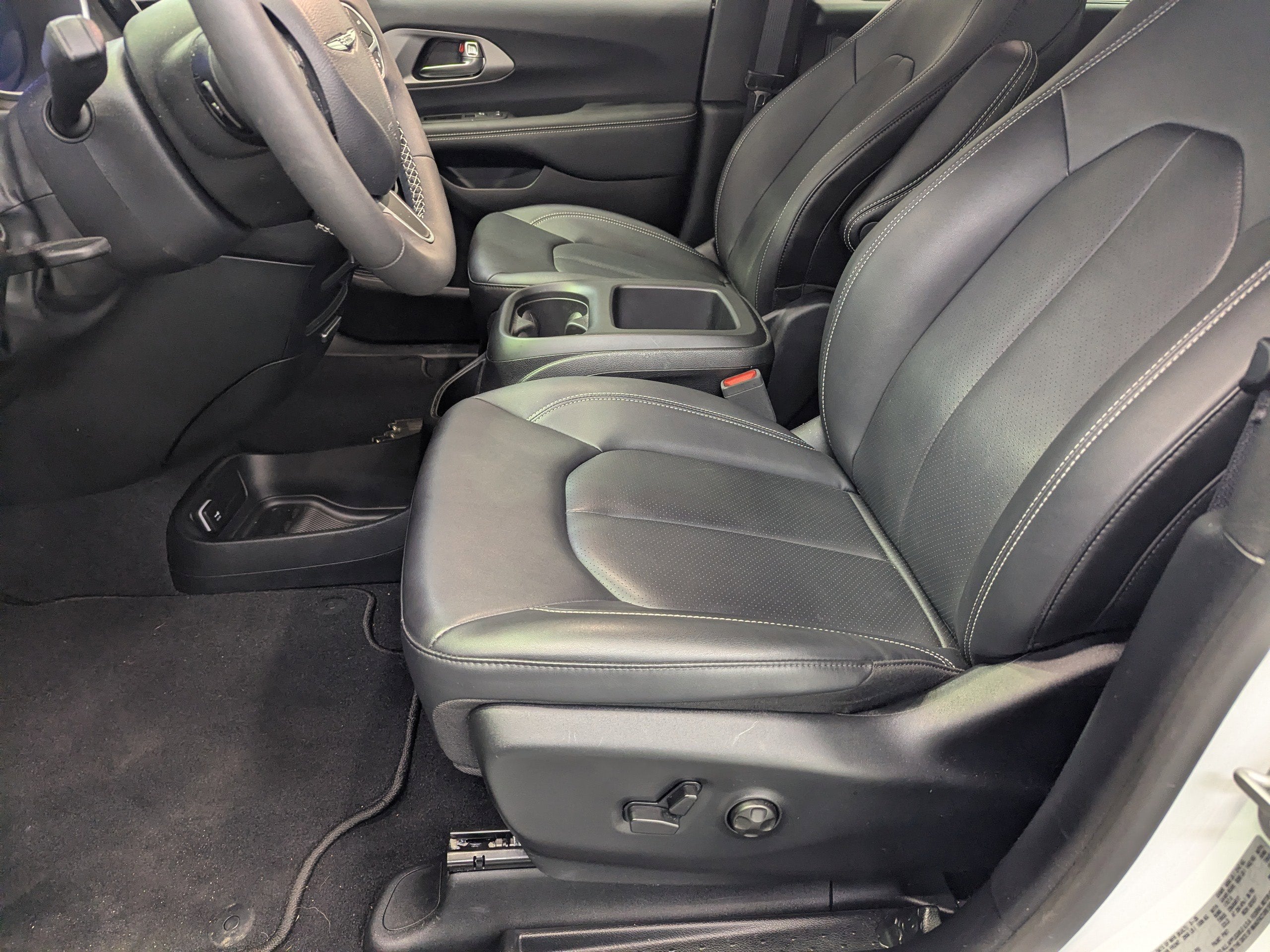 2025 Chrysler Voyager LX