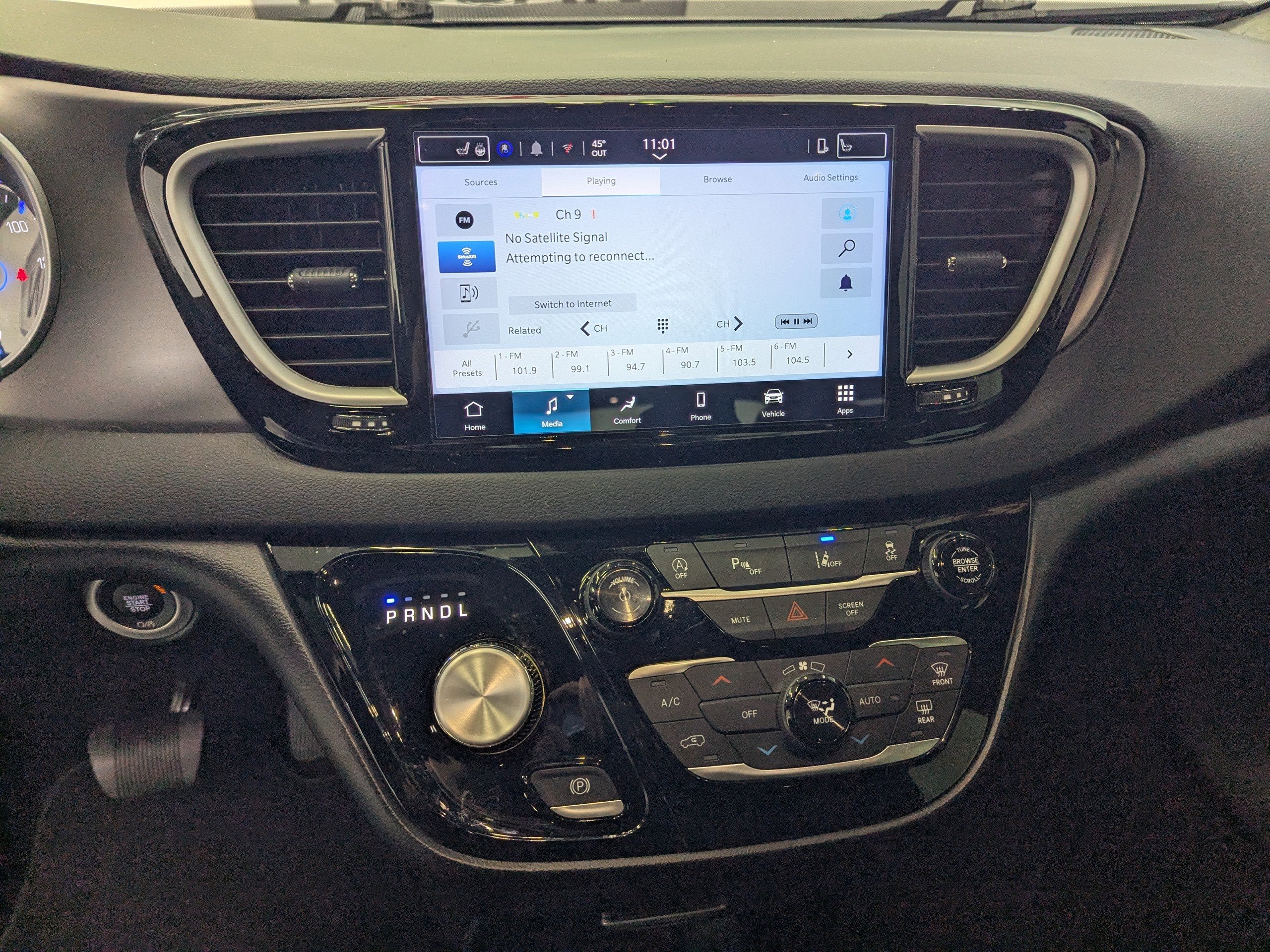 2025 Chrysler Voyager LX