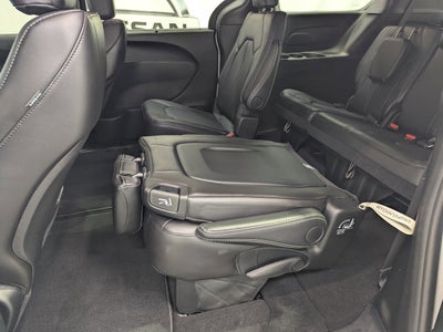 2025 Chrysler Voyager LX