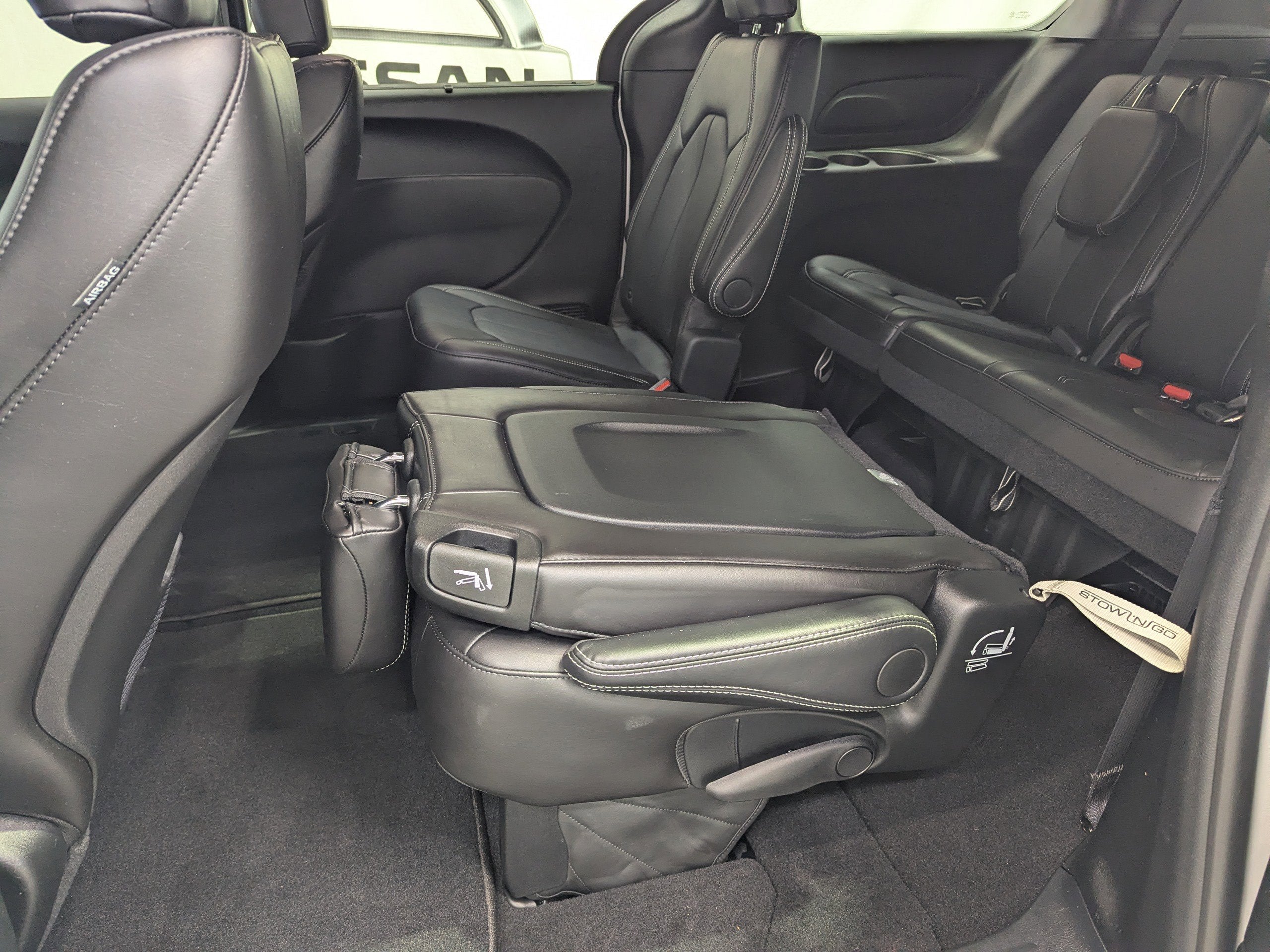 2025 Chrysler Voyager LX