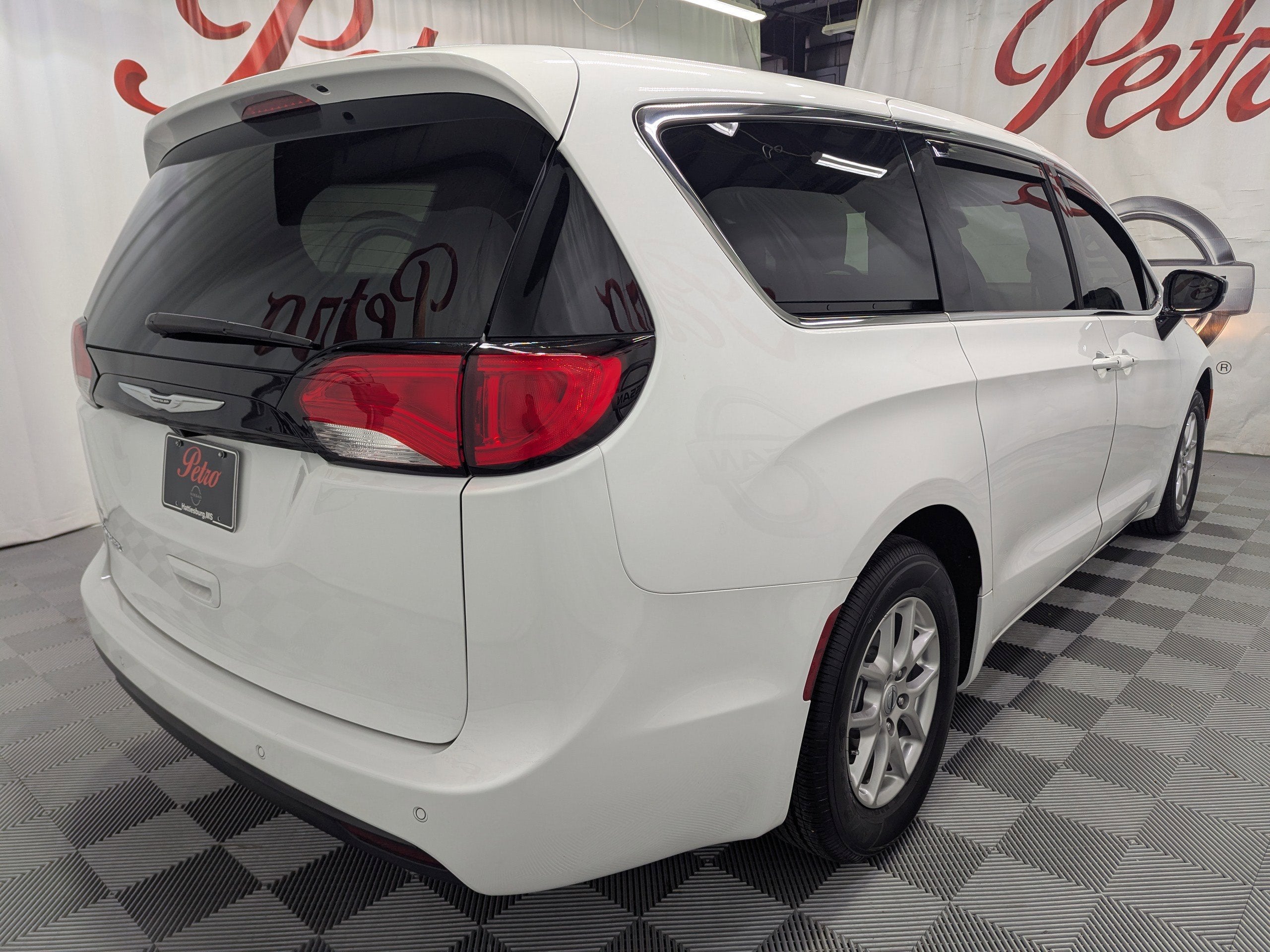 2025 Chrysler Voyager LX