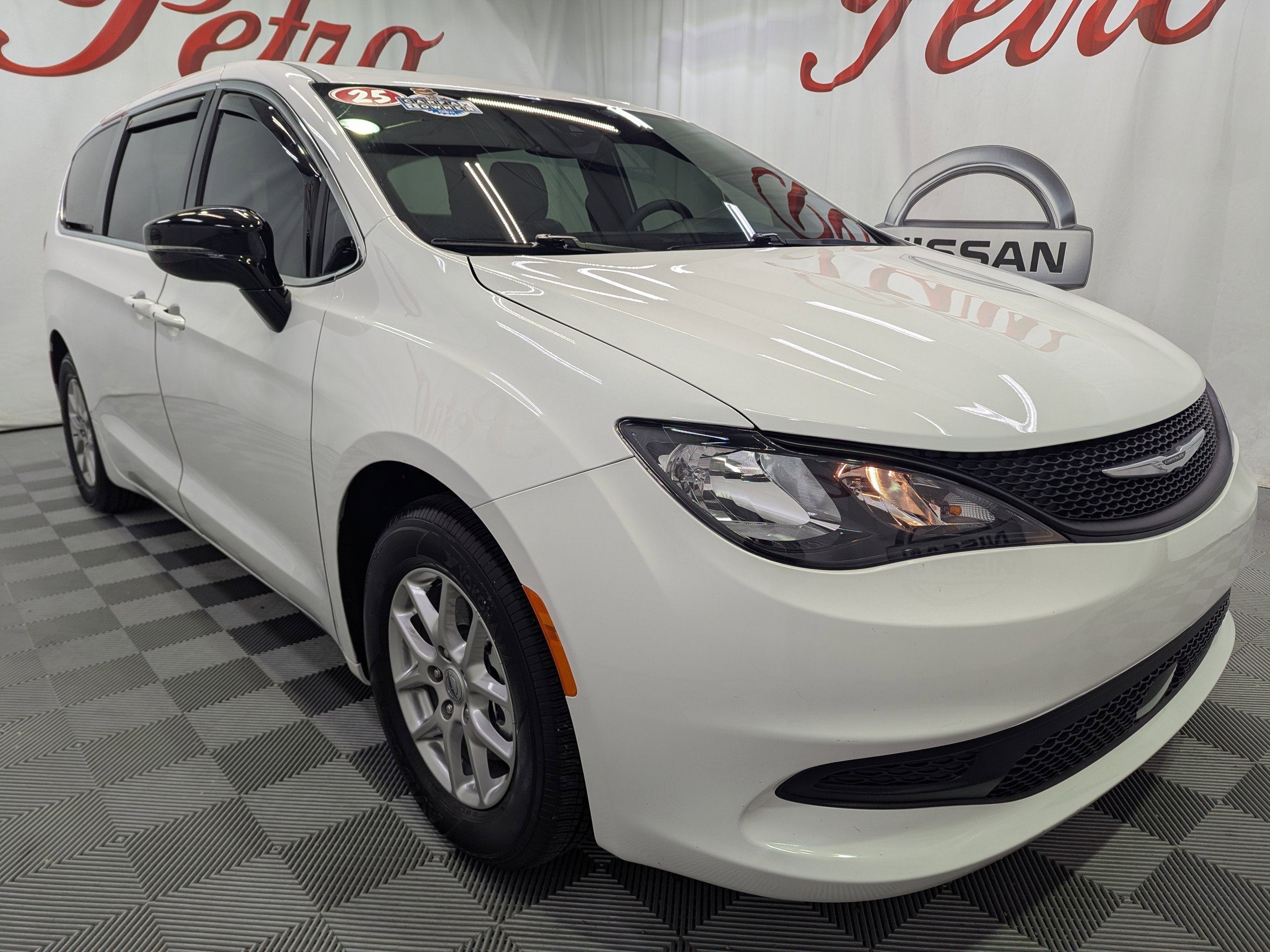 2025 Chrysler Voyager LX