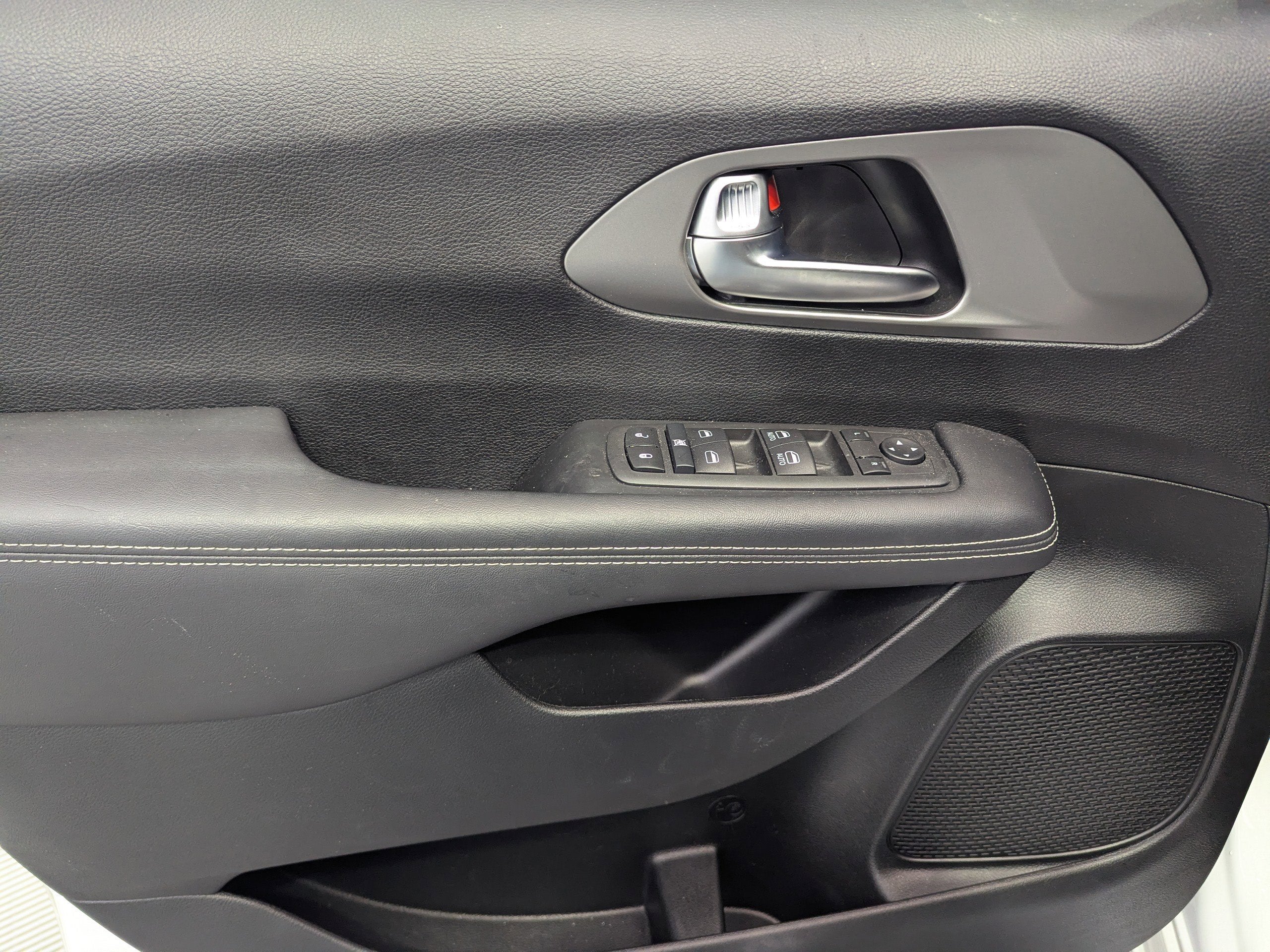 2025 Chrysler Voyager LX