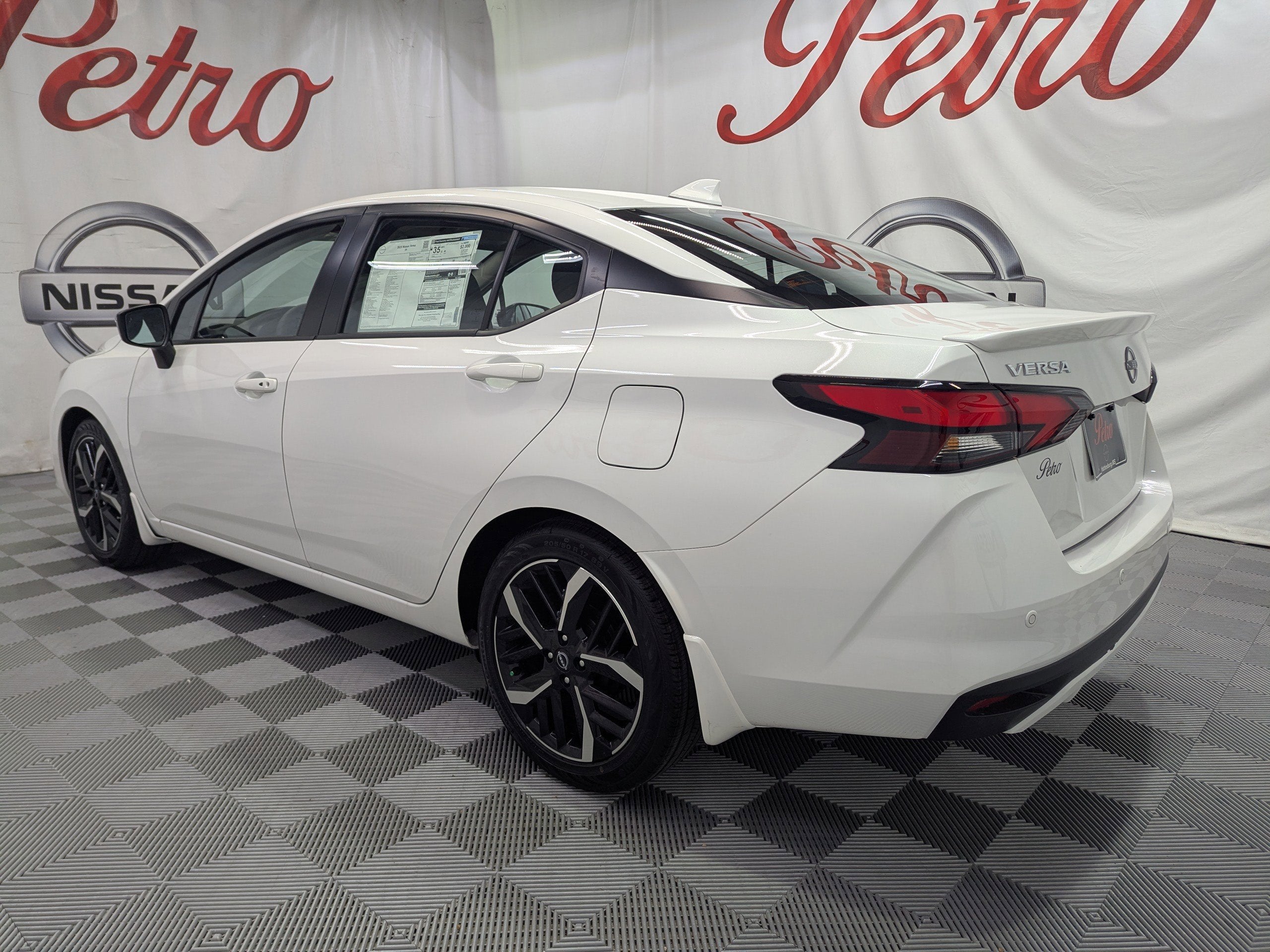 2025 Nissan Versa 1.6 SR