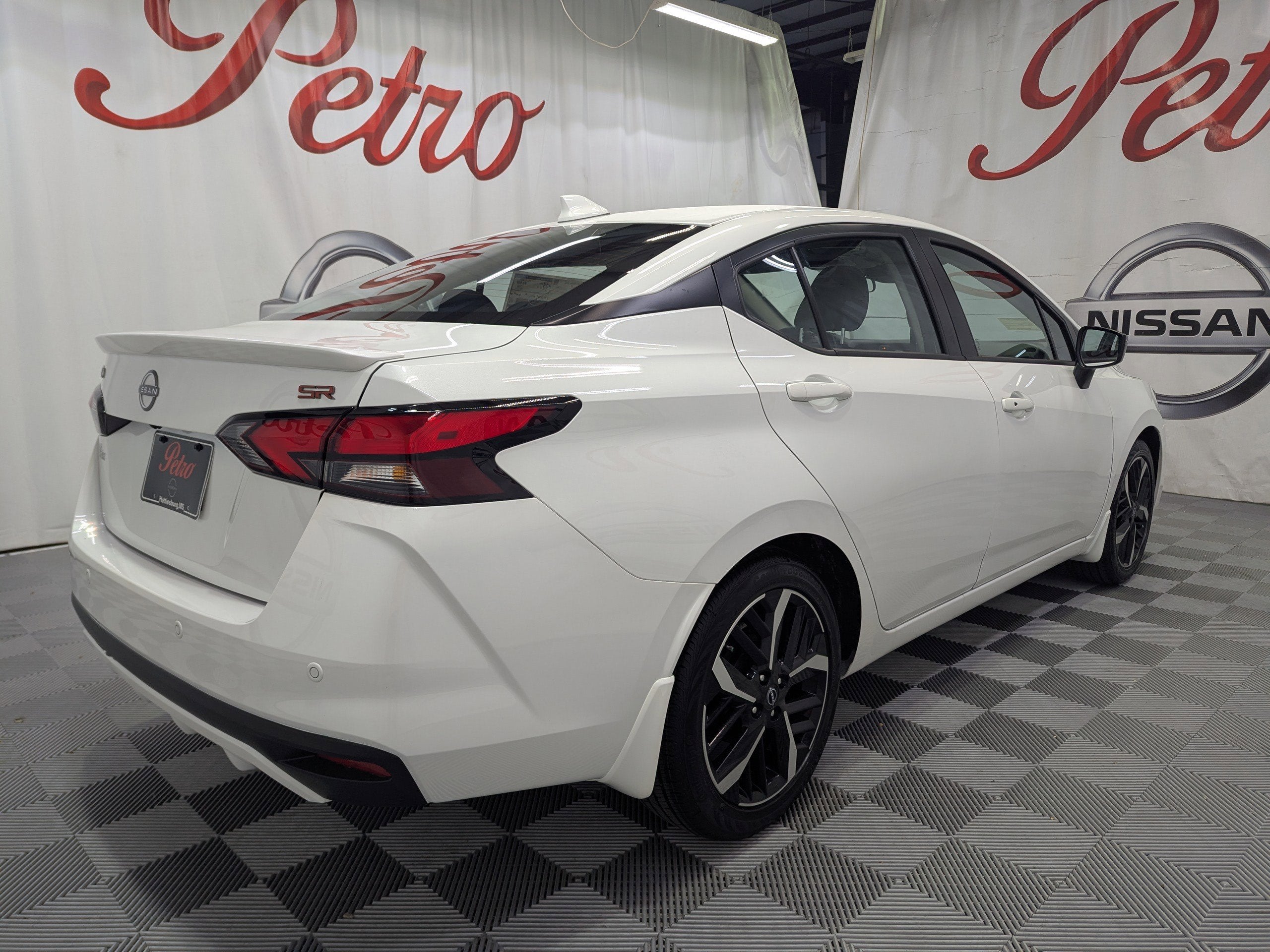 2025 Nissan Versa 1.6 SR