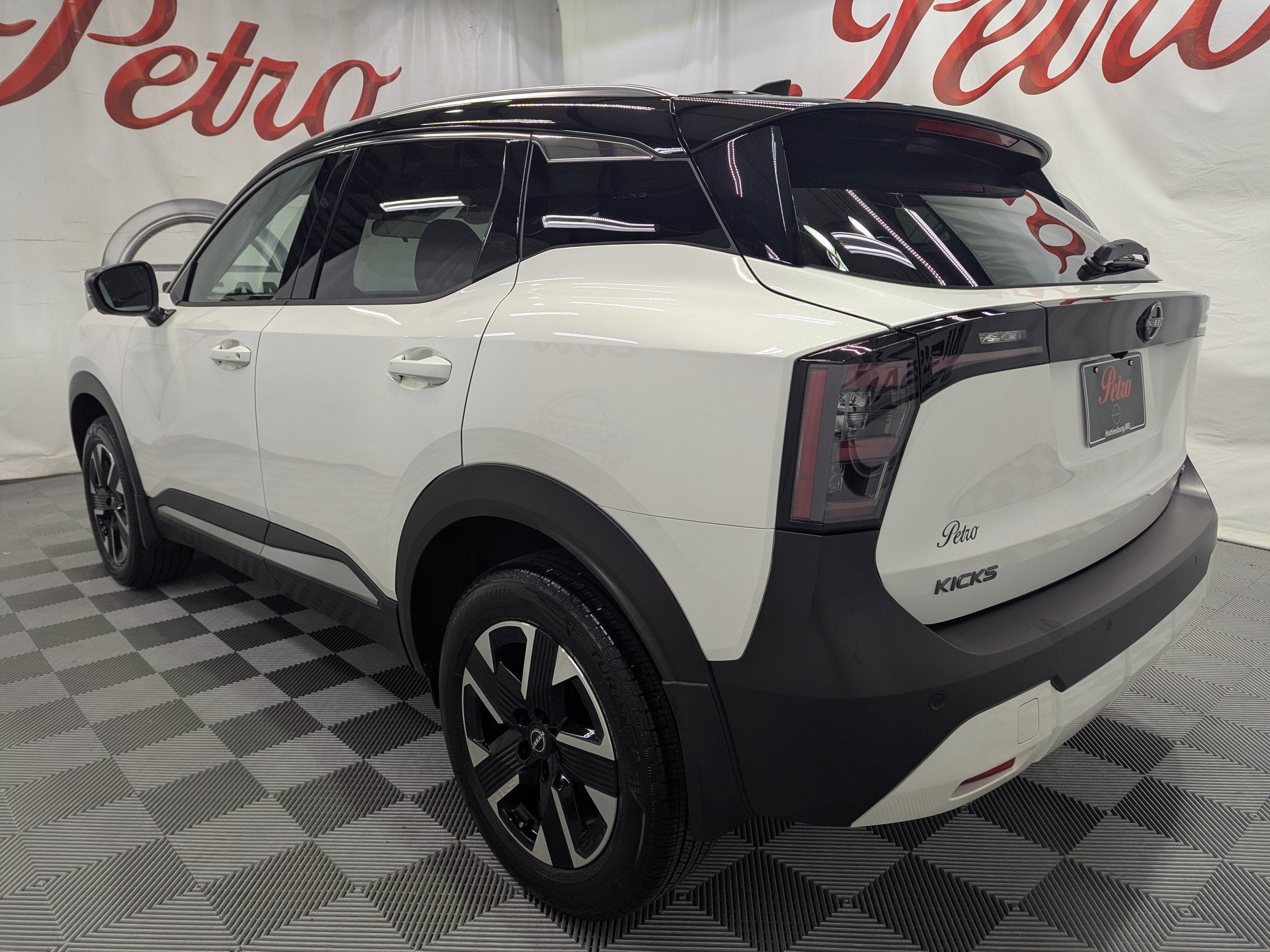 2025 Nissan Kicks SR