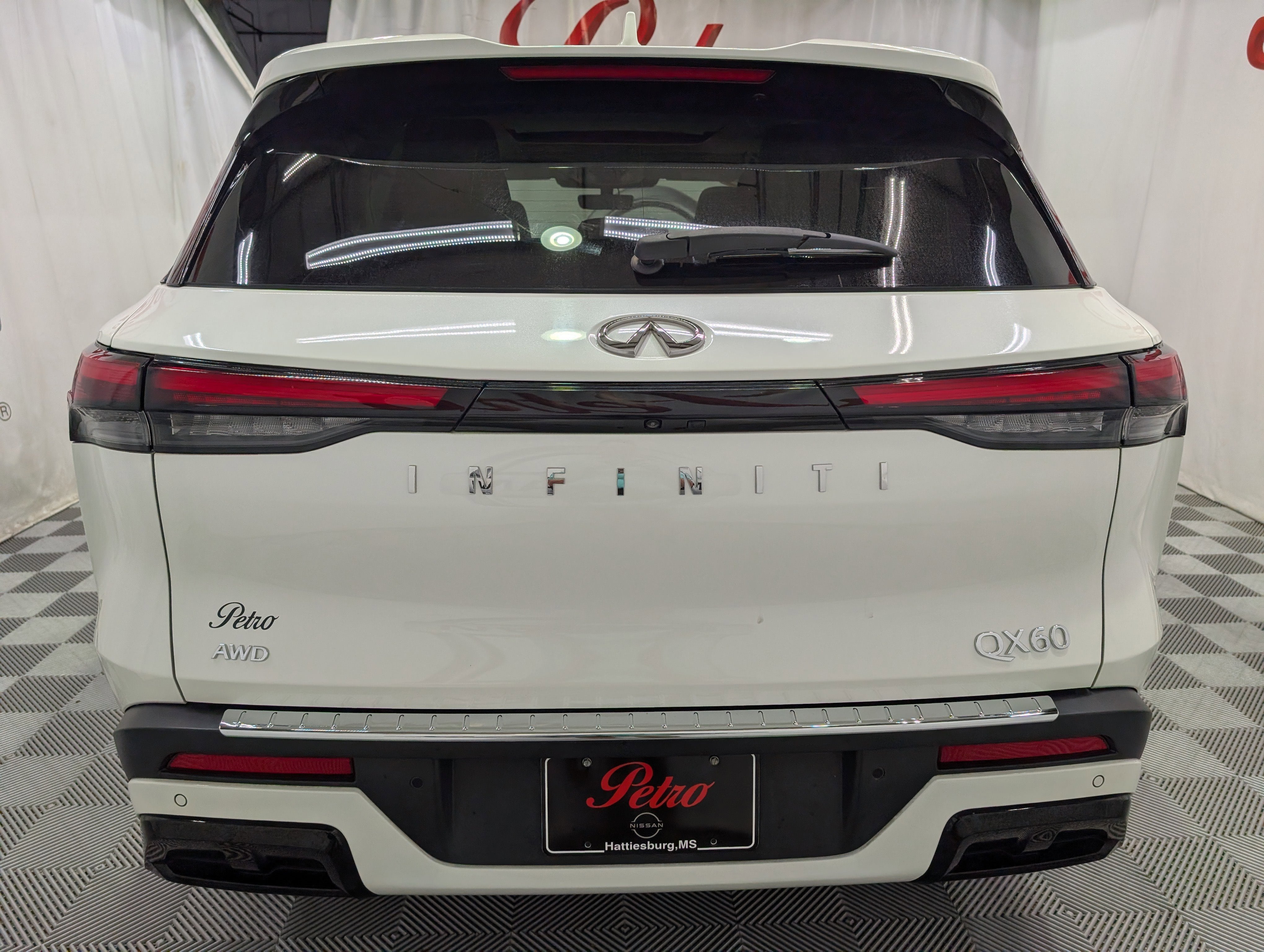 2023 INFINITI QX60 LUXE