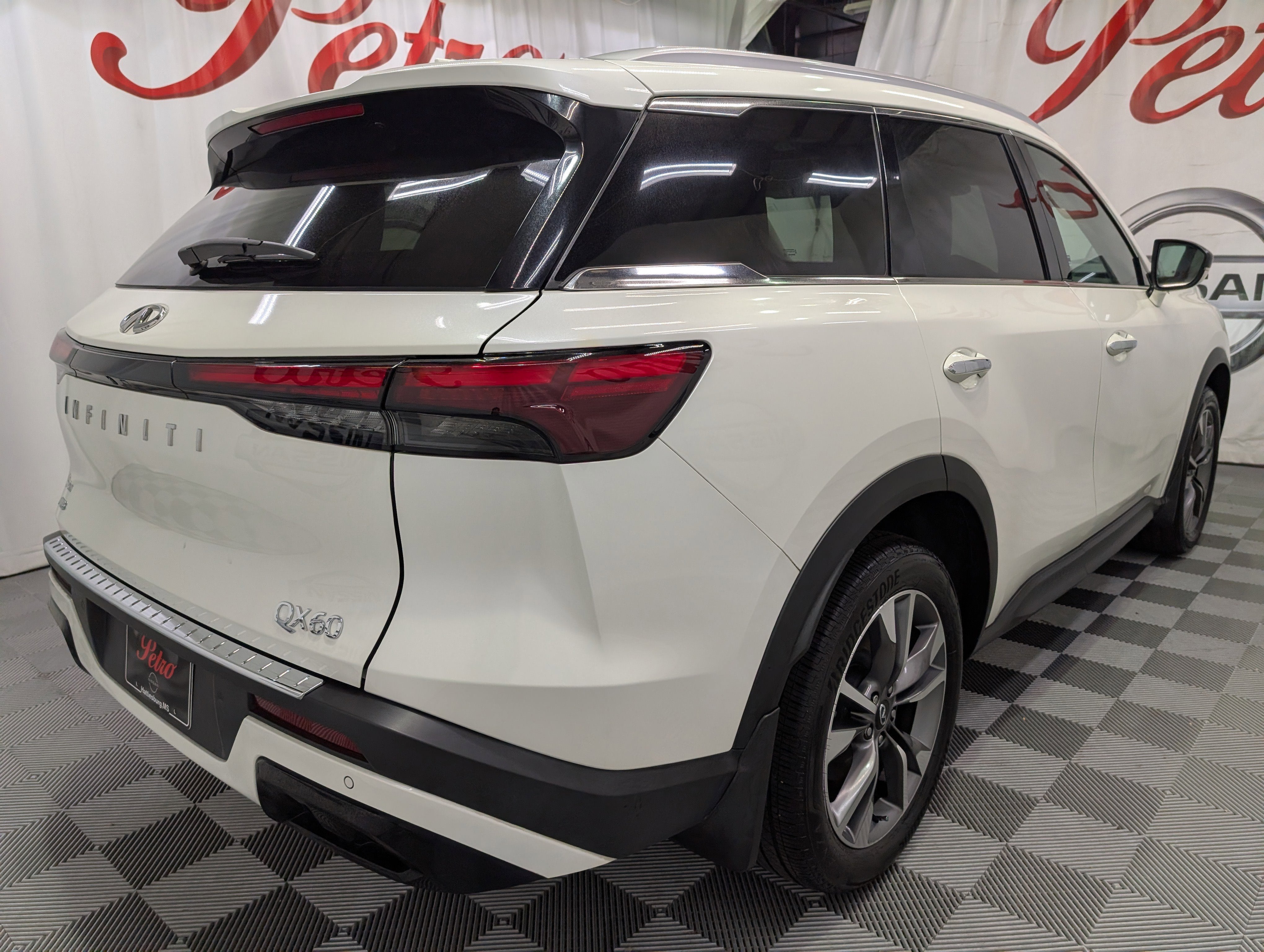 2023 INFINITI QX60 LUXE