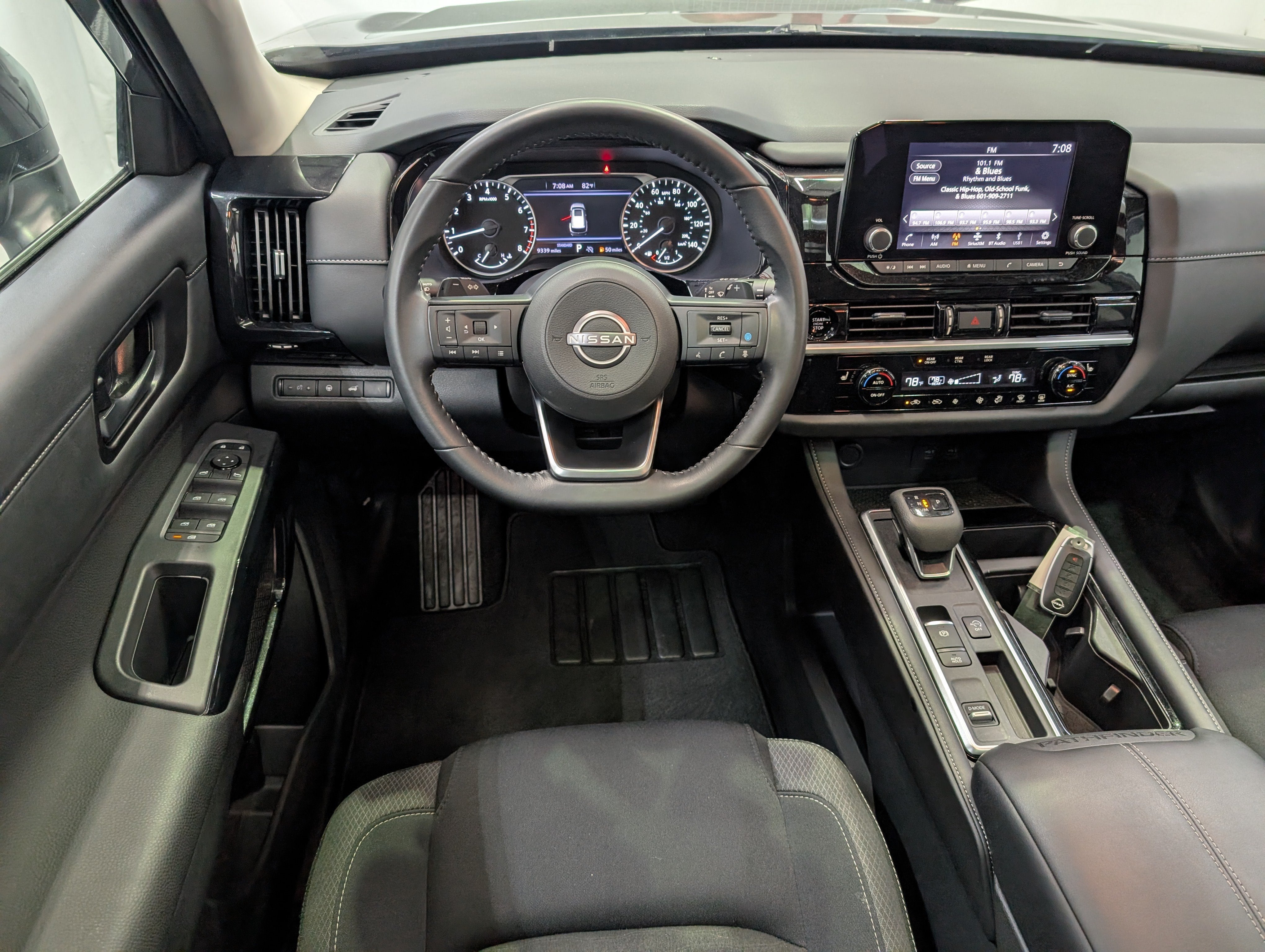 2025 Nissan Pathfinder SV