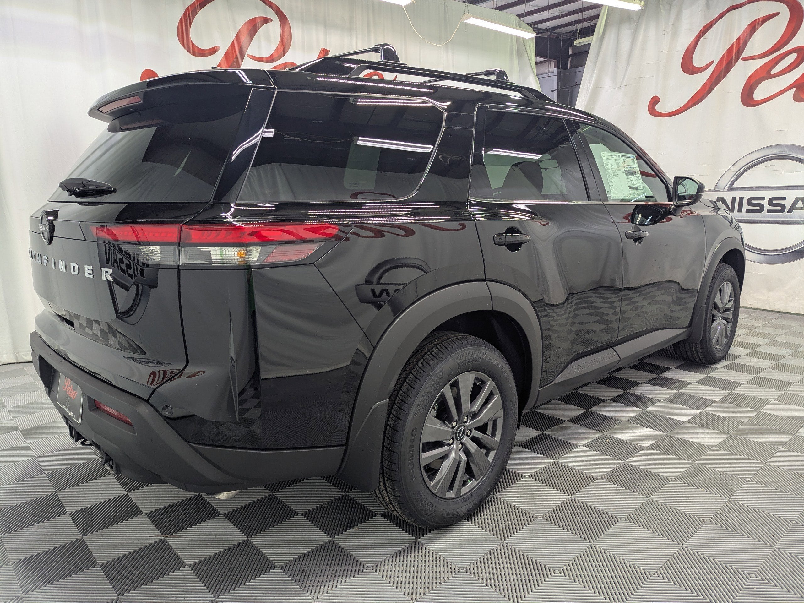 2025 Nissan Pathfinder SV