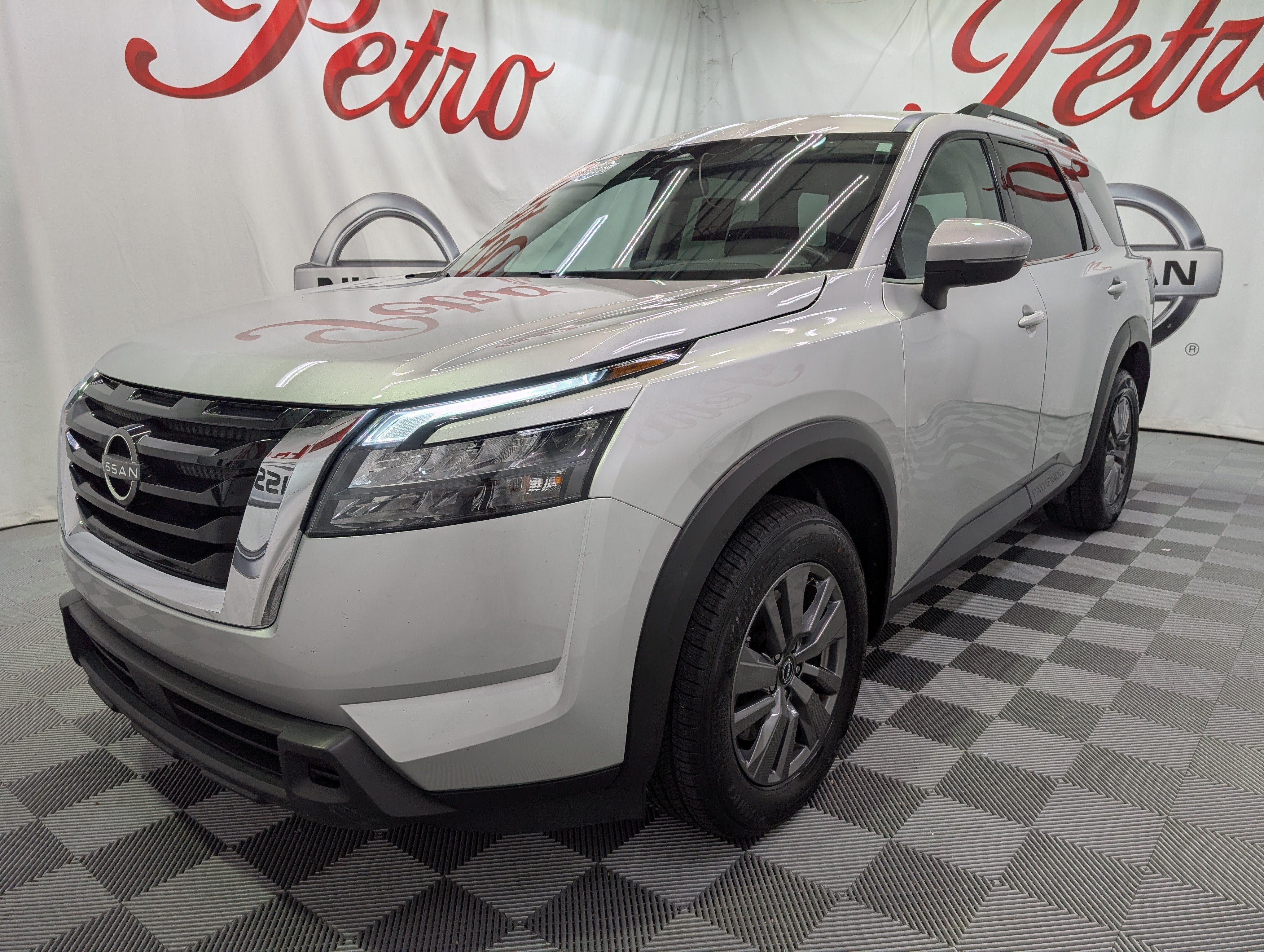 2025 Nissan Pathfinder SV