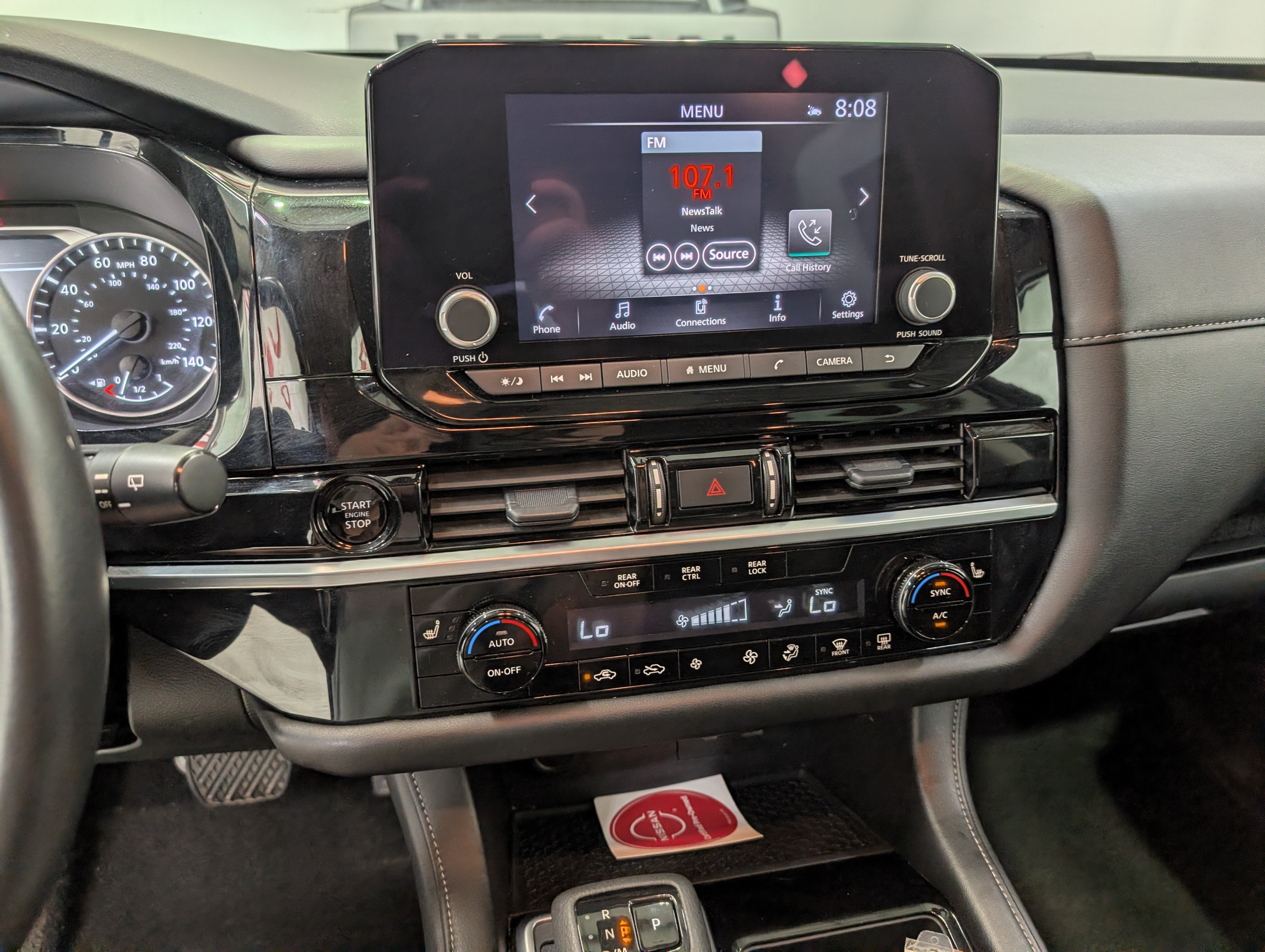 2025 Nissan Pathfinder SV