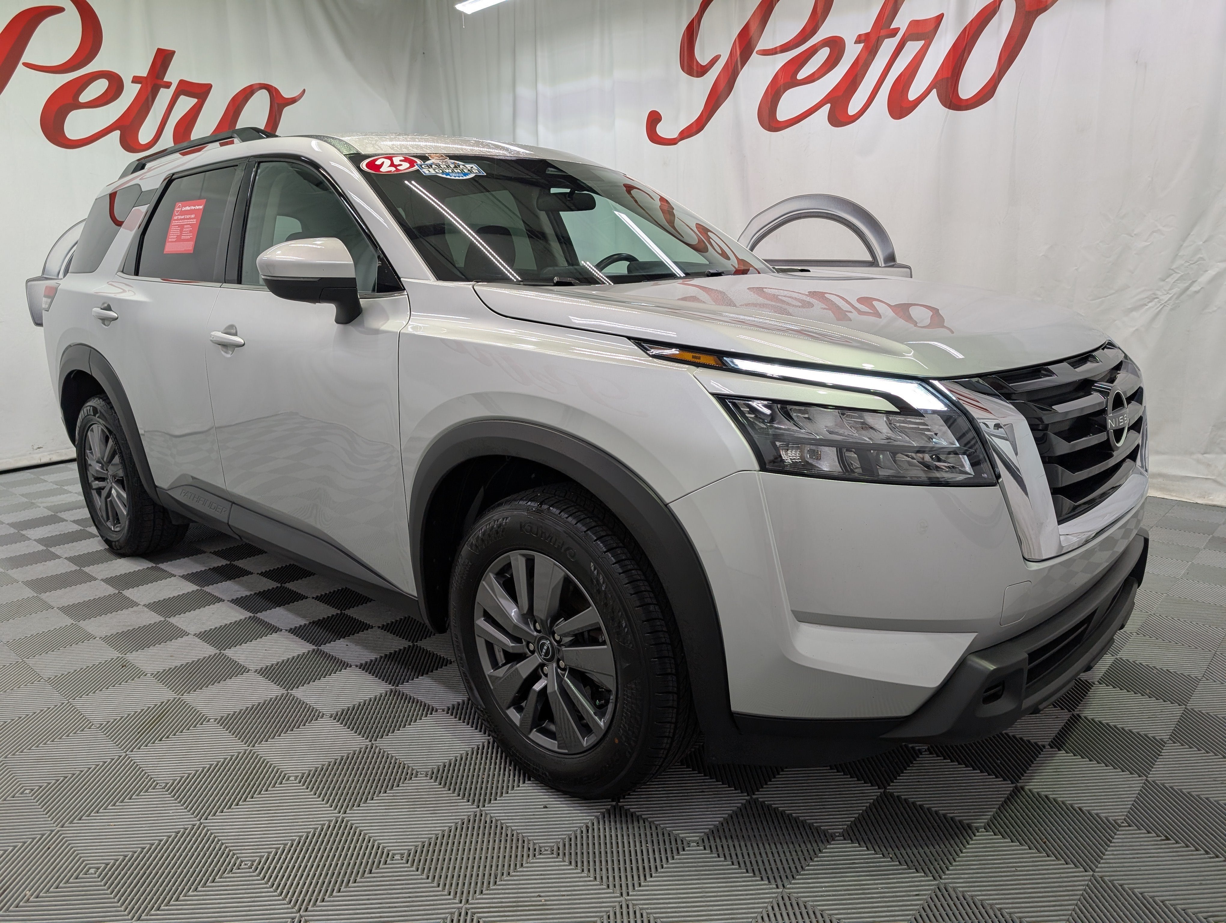 2025 Nissan Pathfinder SV