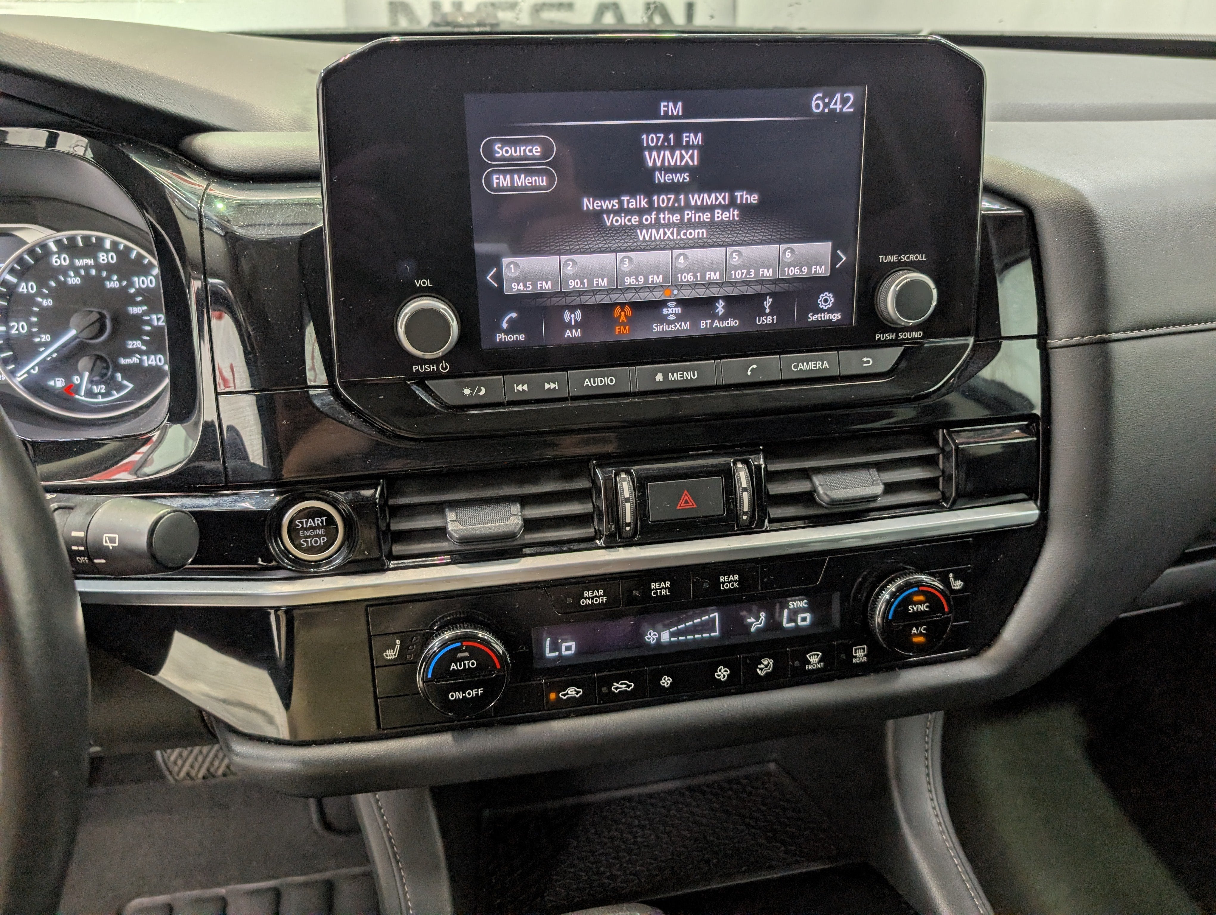 2024 Nissan Pathfinder SV